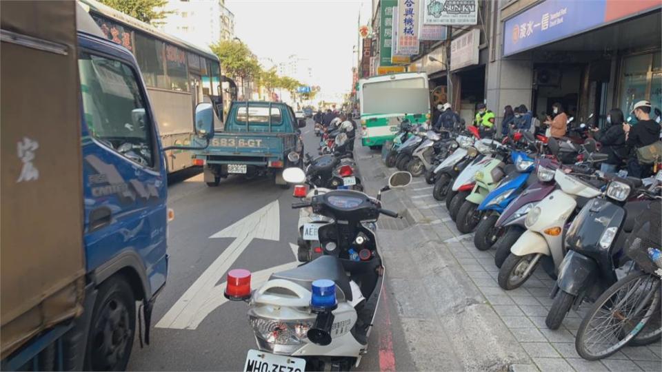 驚險！公車開上人行道 　撞倒整排19輛機車