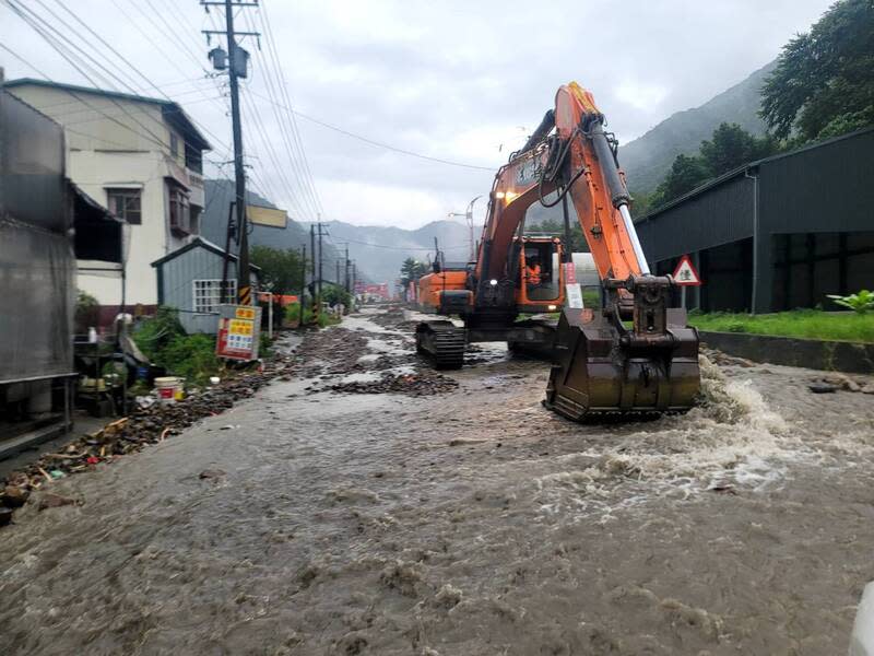 南投縣仁愛鄉4日雨勢驚人，5日上午雨勢再起，省道台14線多處坍方泥流，公路總局持續派出人力及機具清除。 （圖／公路總局提供）