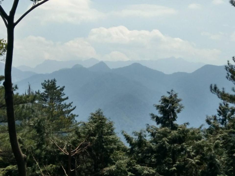 遠眺雪山山脈聖稜線。（中華旅行社提供）