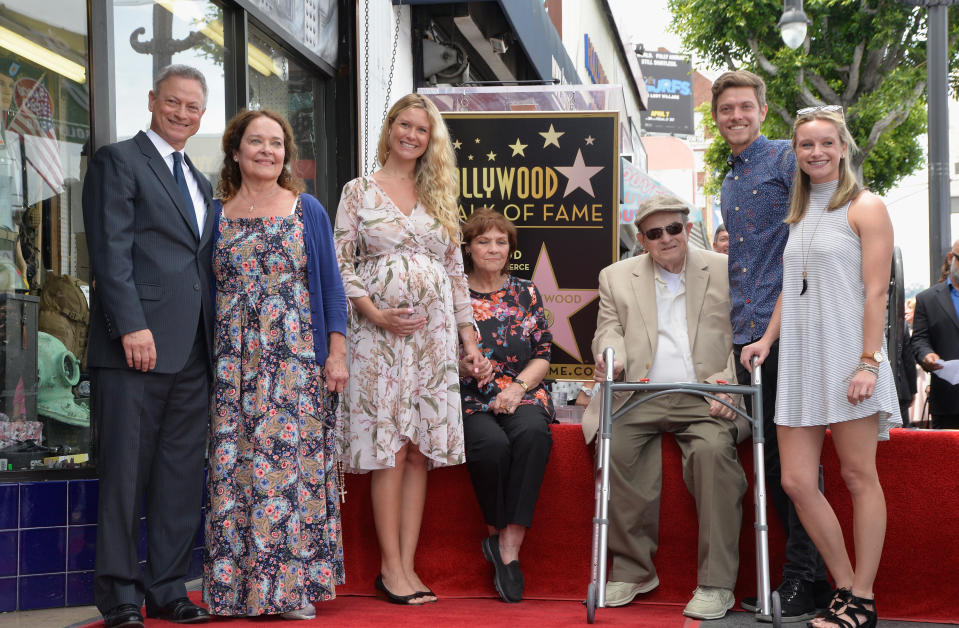 Gary Sinise, Moira Sinise y toda su familia antes de la batalla más difícil que les tocó vivir cuando el actor recibió su estrella en el Paseo de la Fama en abril de 2017. (Foto de Michael Tullberg/Getty Images)