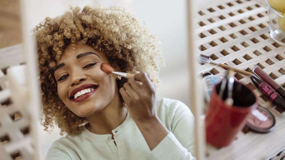 woman applying face powder