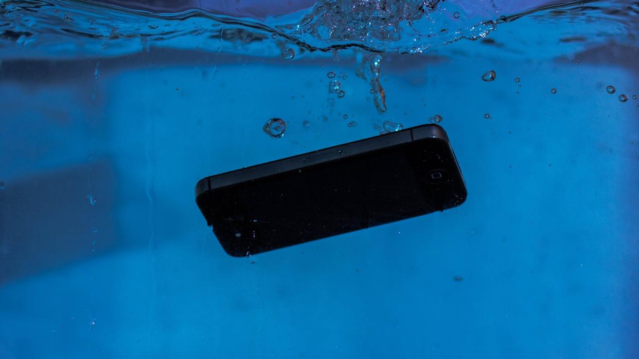  IPhone underwater. 