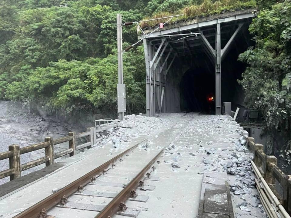 台鐵229次列車21日受土石流影響出軌，造成司機骨折及8名旅客受傷。（圖：傅崐萁臉書）