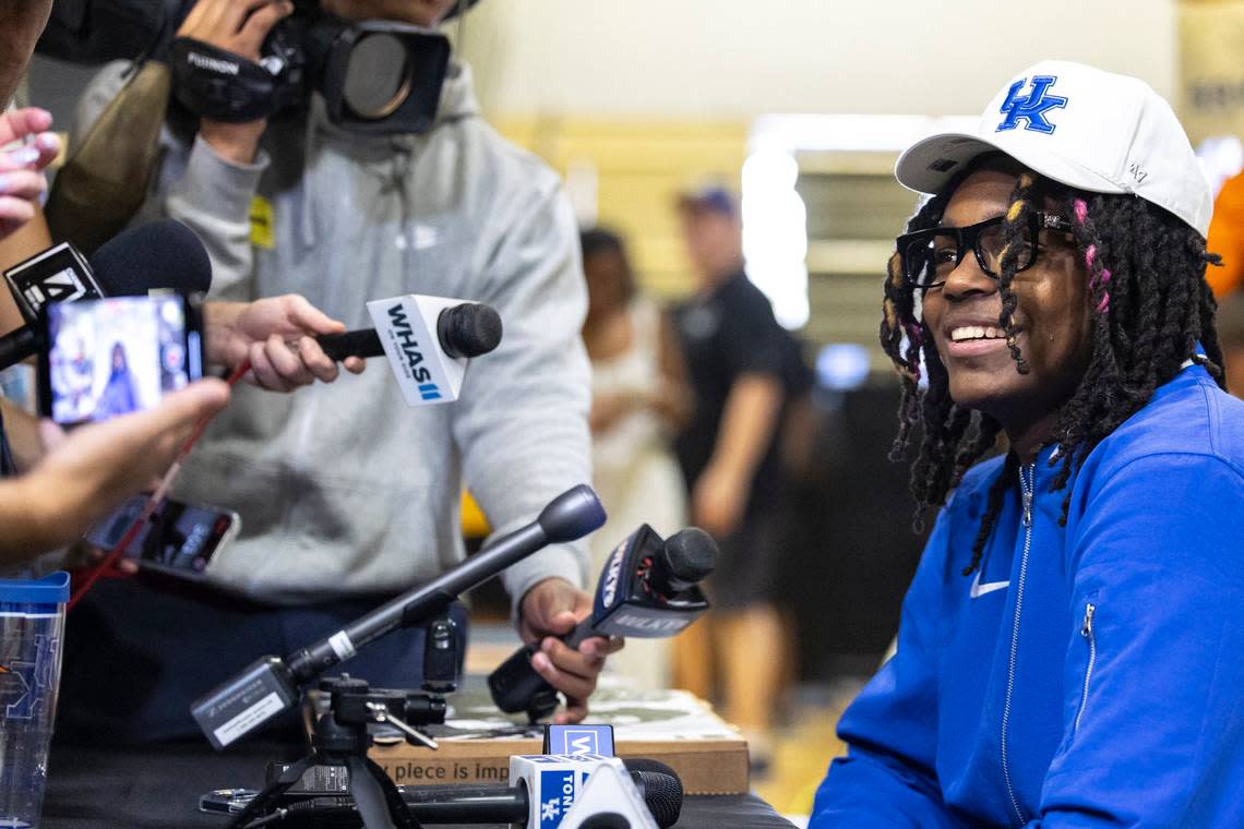 Jasper Johnson, a class of 2025 college basketball recruit and a former Woodford County High School basketball star, committed to play for the University of Kentucky last Thursday. Johnson’s father, Dennis, and his uncle, Derrick, are former UK football players.