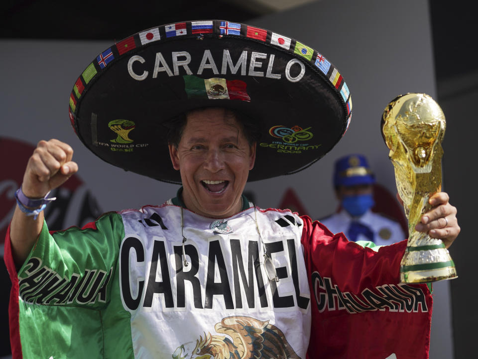 ARCHIVO - Héctor Chávez, hincha de la selección de México conocido como "Caramelo" muestra una réplica de la Copa Mundial en Iztapalapa, Ciudad de México, el domingo 16 de octubre de 2022 (AP Foto/Marco Ugarte)