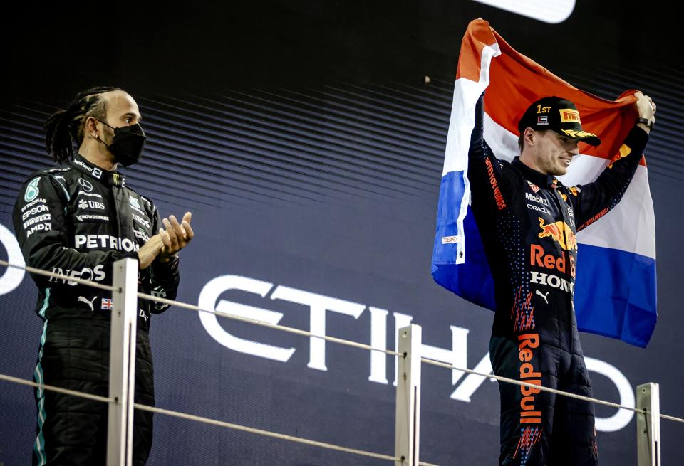 Max Verstappen celebrando su victoria en el Gran Premio de Abu Dabi y su título mundial en el podio con Hamilton al lado. (Foto: ANP Sport / Getty Images).