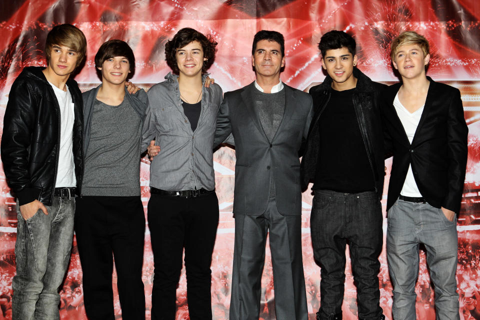 LONDON, ENGLAND - DECEMBER 09: Liam Payne, Louis Tomlinson, Harry Styles, Zayn Malik and Niall Horan of One Direction pose with Simon Cowell (C) for a photocall to promote the X-Factor final held at The Connaught Hotel on December 9, 2010 in London, England. (Photo by Dave Hogan/Getty Images)