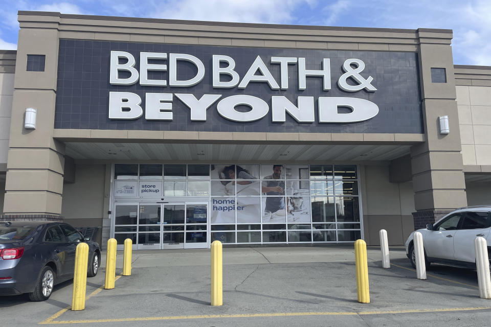 L'entrée d'un magasin Bed Bath & Beyond à Anchorage, en Alaska, est vue le dimanche 23 avril 2023. L'un des détaillants d'origine, la société a déposé un dossier de mise en faillite dimanche, après des années de ventes et de pertes lamentables et plusieurs plans de redressement ratés.  (AP Photo/Mark Thiessen)