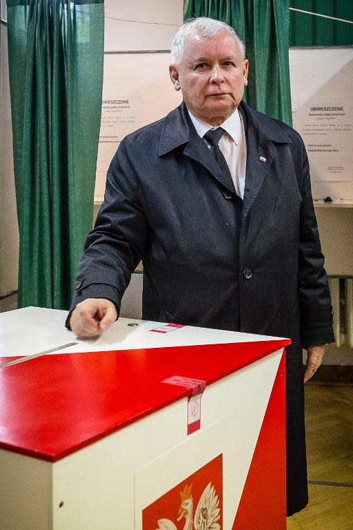 Law and Justice (PiS) leader Jaroslaw Kaczynski, twin brother of late president Lech Kaczynski, casts his vote in Poland's presidential elections on May 24, 2015