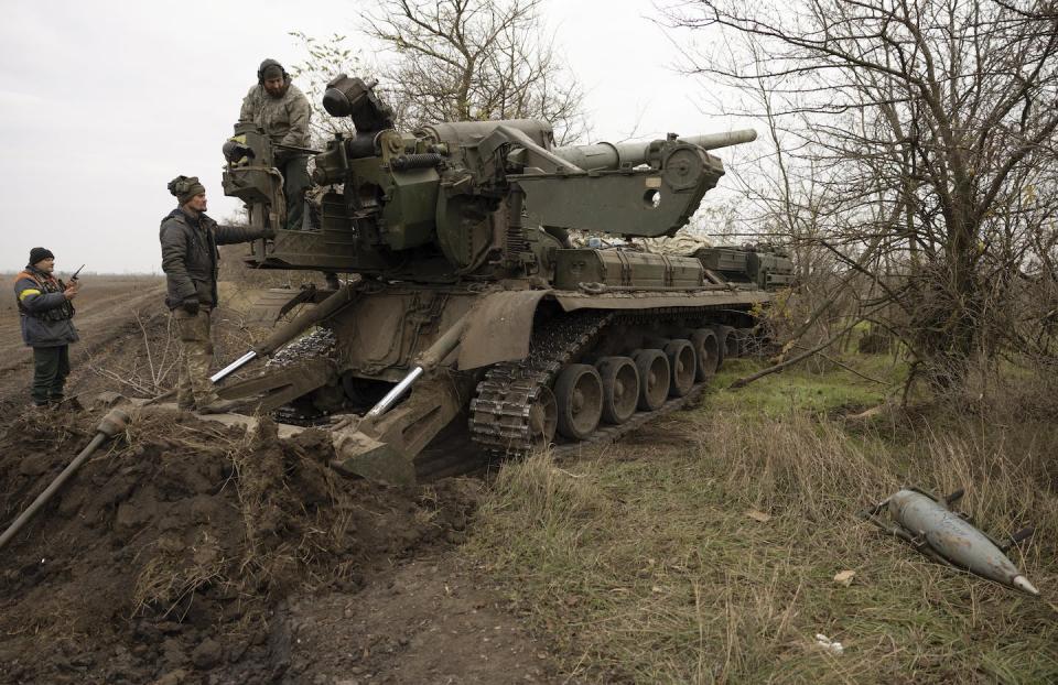 Guerra en Ucrania. Una posición de artillería ucraniana en las afueras de Jersón. EPA-EFE/Stanislav Kozliuk
