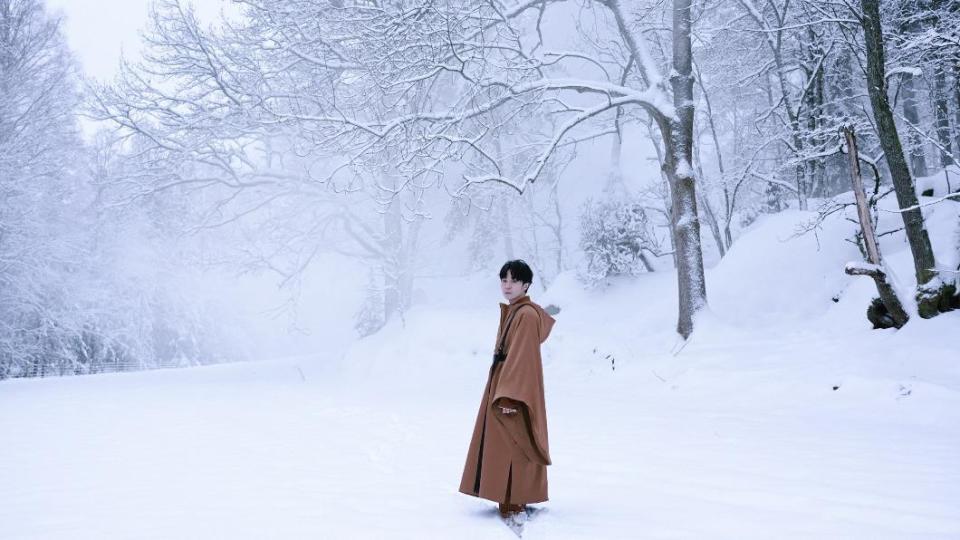 吳青峰在雪地來回奔跑。（圖／環球音樂提供）