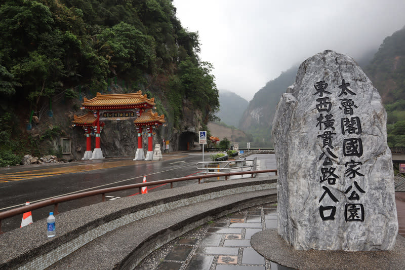 太魯閣公園公共意外險  傷亡理賠2000萬 太魯閣國家公園3日強震時，砂卡礑、小錐麓、得卡 倫步道都有遊客遭落石砸中、不幸身亡，太管處將按 本年度所投保之公共意外責任險保險金額上限辦理， 每一事故傷亡新台幣2000萬元及每一意外事故財損 500萬元。 中央社記者李先鳳攝  113年4月23日 