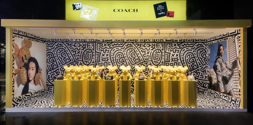 COACH Disney Mickey Mouse x Keith Haring系列限定主題快閃店夜景照。（COACH提供）