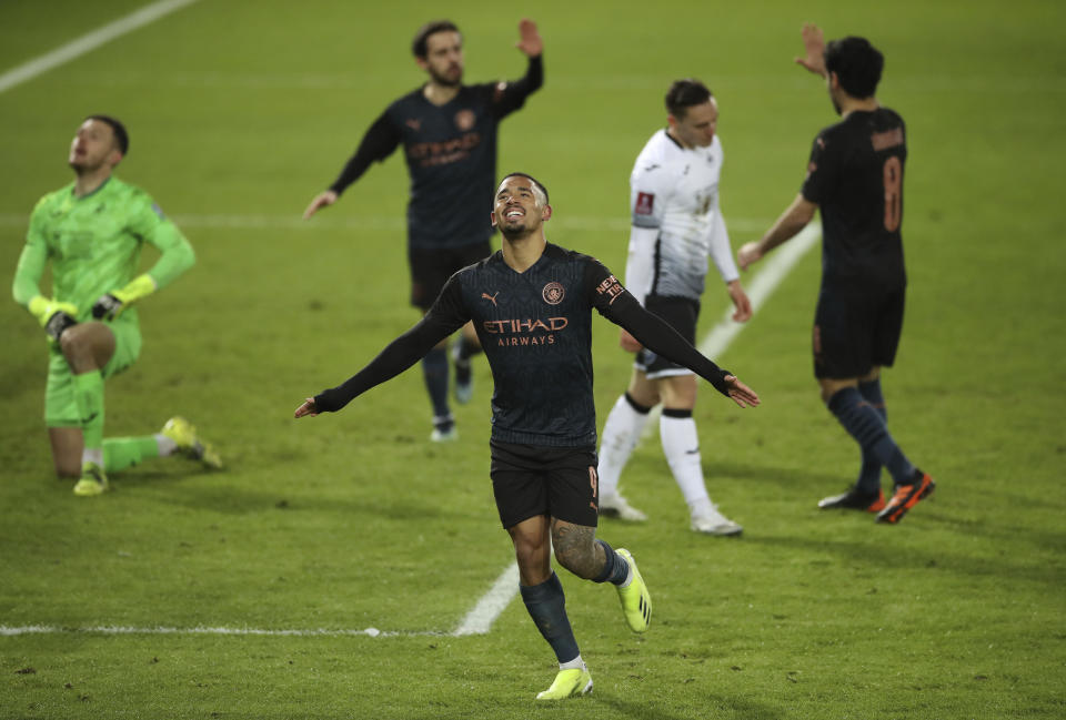 Gabriel Jesus celebra tras anotar un gol en la victoria 3-1 ante Swansea City en la quinta ronda de la Copa FA, el miércoles 10 de febrero de 2021, en Swansea, Gales. (Nick Potts/PA vía AP)