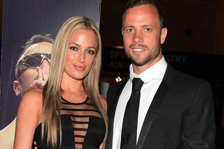 Oscar Pistorius junto a su novia, la modelo Reeva Stenkamp