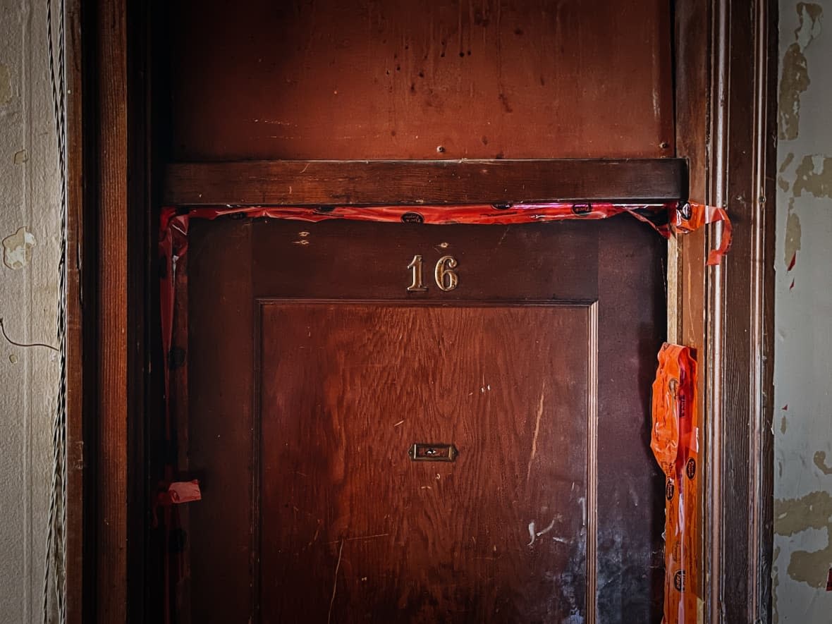 Apartment 16 of the Heatley Block in Vancouver's Downtown Eastside, where the body of Van Chung Pham was found in February 2022. Two months later, police returned after complaints from neighbours to find the bodies of Noelle O'Soup and an as yet unnamed woman. (Ben Nelms/CBC - image credit)