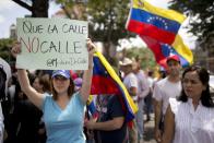 Manifestantes sostienen pancartas durante una manifestación opositora en Caracas, Venezuela, el viernes 28 de febrero de 2014. (AP foto/Rodrigo Abd)