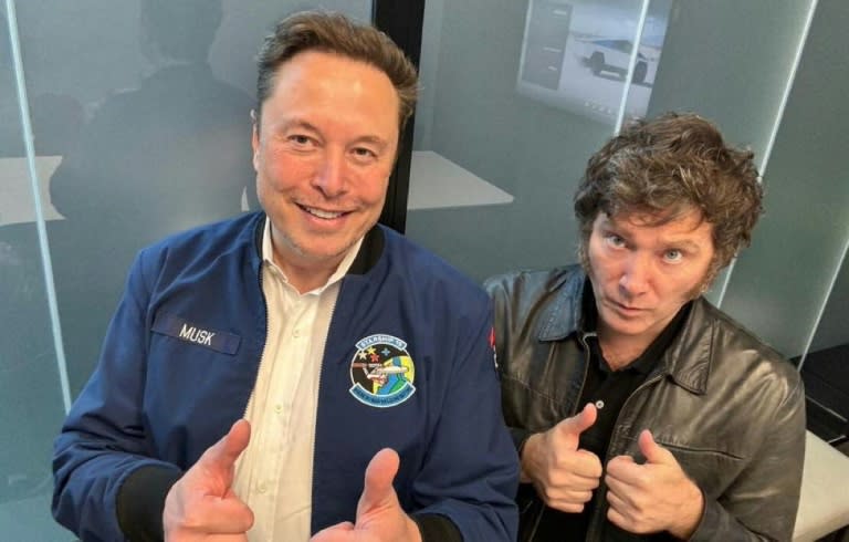 El presidente de Argentina, Javier Milei (der.), posó para una foto con el director ejecutivo de Tesla, Elon Musk (izq.), durante una visita a una fábrica de esa marca en la ciudad texana de Austin, en el sur de EEUU, el 12 de abril de 2024 (Handout)