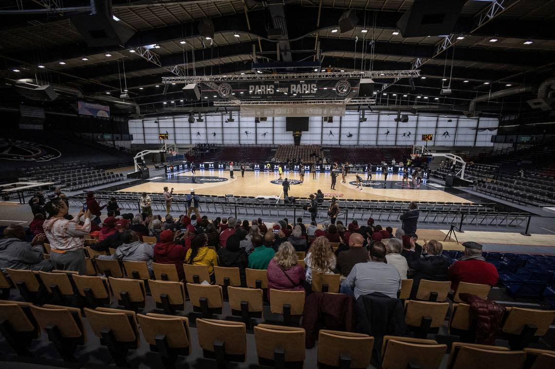 South Carolina college basketball players attend a training session at the Halle Carpentier gymnasium, Saturday, Nov. 4, 2023 in Paris. Notre Dame will face South Carolina in a NCAA college basketball game Monday Nov. 6 in Paris. (AP Photo/Aurelien Morissard)