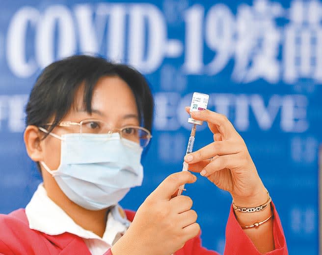 台灣首批牛津AZ疫苗22日在全台57家醫院開打，依照中央排定施打順序，第一批是一線醫護，第二批是縣市首長與官員。（陳怡誠攝）