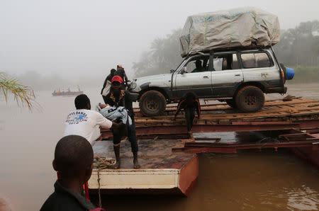 Congolese migrants expelled from Angola cross a river on the road to Tshikapa, near Kamonia territory, in Kasai-Occidental province in the Democratic Republic of the Congo, October 12, 2018. REUTERS/Giulia Paravicini