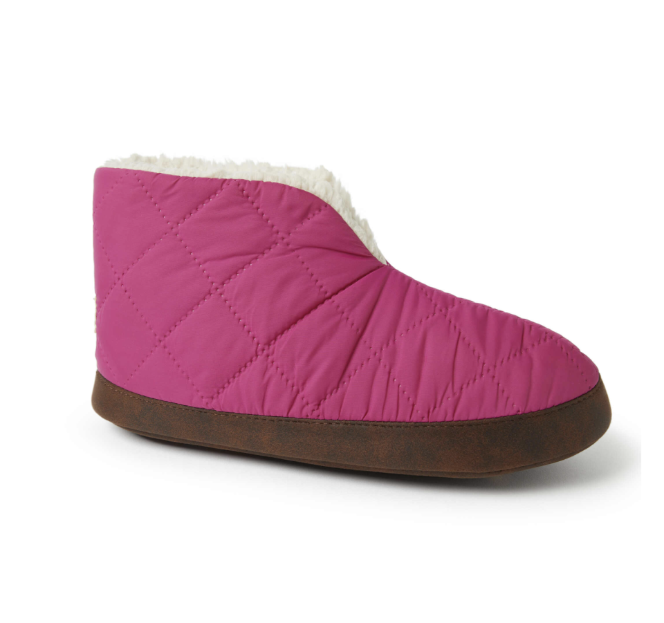 <p>Women’s Original Quilted Nylon Warm Up Bootie Slipper</p><p>dearfoams.com</p><p>$31.50</p><p><a href="https://go.redirectingat.com?id=74968X1596630&url=https%3A%2F%2Fwww.dearfoams.com%2Fwomen%25E2%2580%2599s-original-quilted-nylon-warm-up-bootie-slipper%2F30807-10604-M.html&sref=https%3A%2F%2Fwww.oprahdaily.com%2Fstyle%2Fa42179490%2Foprahs-favorite-things-dearfoams-slippers%2F" rel="nofollow noopener" target="_blank" data-ylk="slk:Shop Now;elm:context_link;itc:0;sec:content-canvas" class="link ">Shop Now</a></p><span class="copyright">Dearfoams</span>