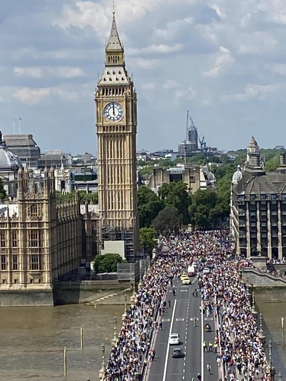 英國全國上下舉國歡騰，慶祝女王登基70週年。（翻攝推特）