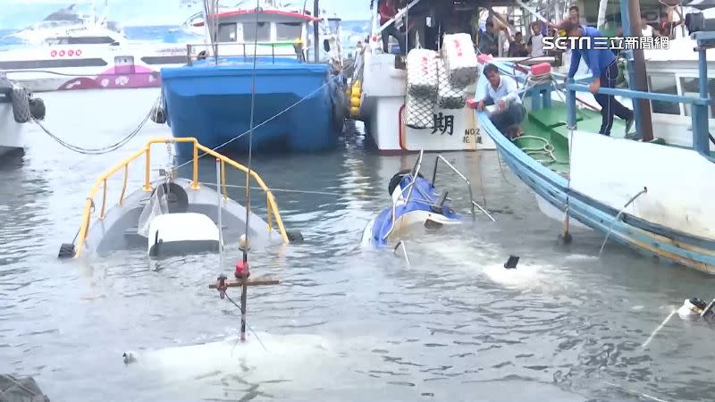 颱風杜蘇芮來襲，台東富岡漁港2漁船沉沒，初估損失60萬元以上。