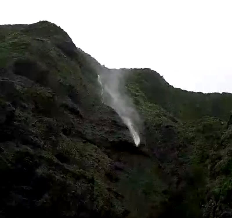 受到颱風和東北季風影響，蘭嶼島風強雨大，一度出現中度颱風的陣風，山壁上的時雨瀑被吹的無法落地。(中央社／蘭嶼鄉民豬仔春提供)