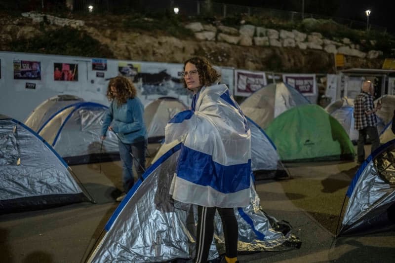 Anti government protesters set up a tent city outside Israeli Knesset in Jerusalem. The protesters called for the government to resign and urged a fresh election and a quick deal to release the hostages held by the Islamist Palestinian organization Hamas. Ilia Yefimovich/dpa