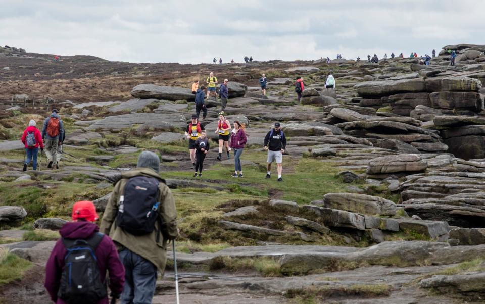 Τουρίστες στο Stanage Edge στην περιοχή Peak, ένα δημοφιλές σημείο με ορειβάτες