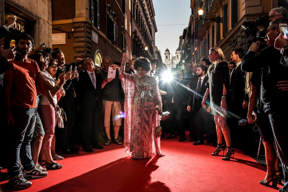 Italian actress Gina Lollobrigida   arrives in Via Condotti to celebrates her 90th birthday, on the red carpet in front of Piazza di Spagna, in central Rome, on July 4, 2017. / AFP PHOTO / ANDREAS SOLARO        (Photo credit should read ANDREAS SOLARO/AFP via Getty Images)