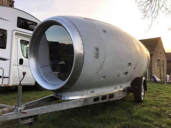 So sieht der Camper aus, der aus einer umgebauten Jet-Turbine entstanden ist.