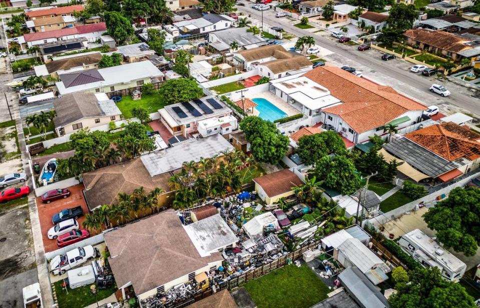 Vista área de una calle del este de Hialeah donde se ven casas rodantes y botes estacionados en la parte trasera de las viviendas. La Ciudad de Hialeah quiere endurecer las normas sobre el uso de vehículo recreativos, para evitar que sean alquilados como viviendas alternativas. Hialeah, FL, martes 26 de septiembre, 2023