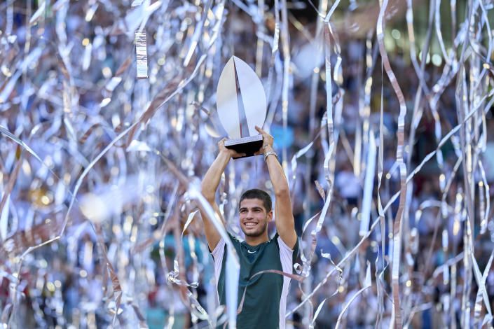 Alcaraz levanta el trofeo de campeón del Madrid Open. (Foto: Jose Manuel Alvarez / Quality Sport Images / Getty Images).