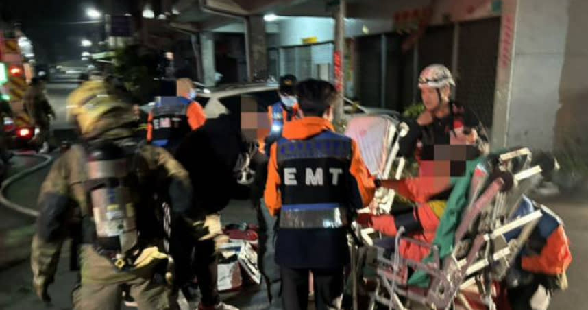 台南市民宅凌晨大火，消防英雄奮力救出3人。（圖／翻攝畫面）