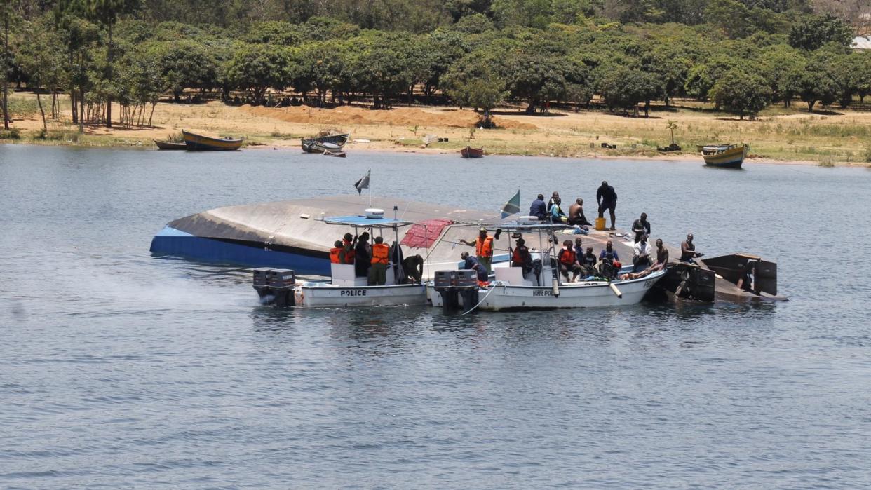 Rettungskräfte sind am Unglücksort neben der gekenterten Fähre im Einsatz. Foto: XinHua