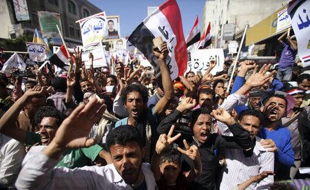 Anti-Houthi protesters shout slogans to commemorate the fourth anniversary of the uprising that toppled former president Ali Abdullah Saleh, in Yemen's southwestern city of Taiz February 11, 2015. REUTERS/Mohamed al-Sayaghi