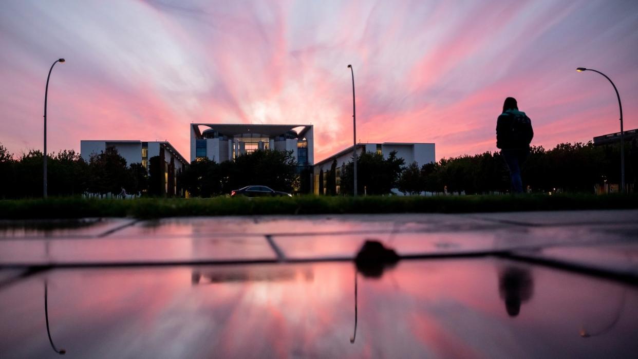 Das Bundeskanzleramt in der Abenddämmerung zu sehen. Foto: Christoph Soeder