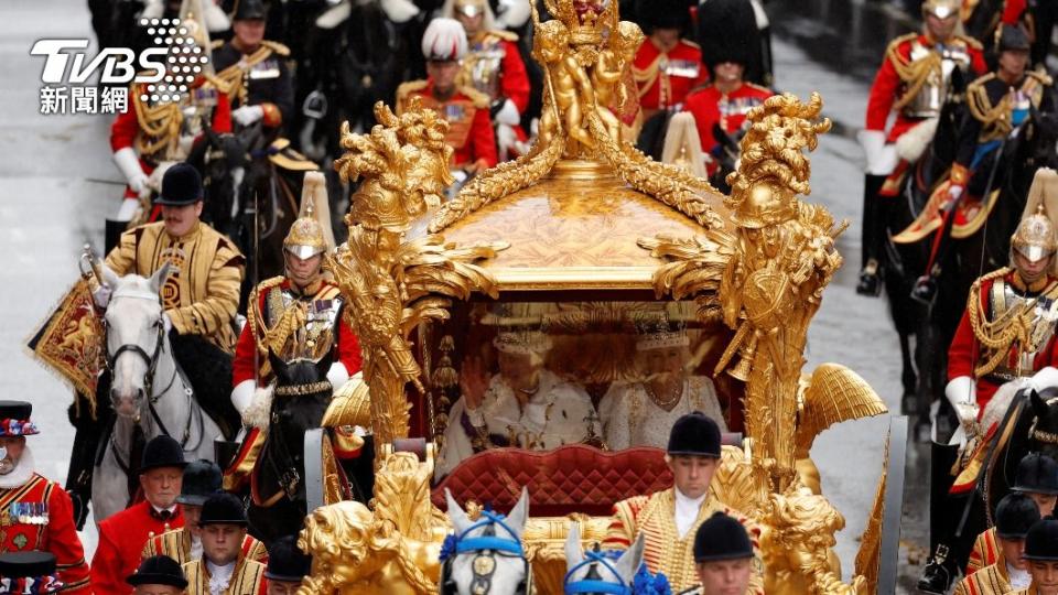 查爾斯和卡蜜拉乘坐「王室金馬車」（Gold State Coach）。（圖／達志影像路透社）