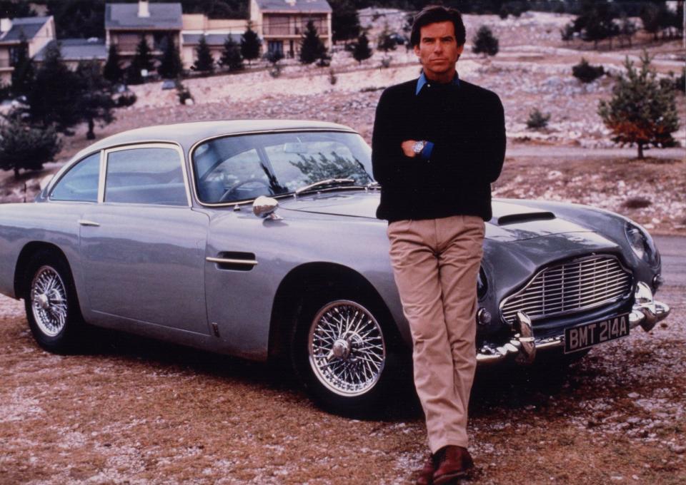 Natürlich lenkte James Bond auch andere Autos: Aber fast immer stand im Fuhrpark ein Aston Martin DB5. Auch Pierce Brosnan durfte ihn 1995 in "Goldeneye" lenken - ehe er BMW fuhr.