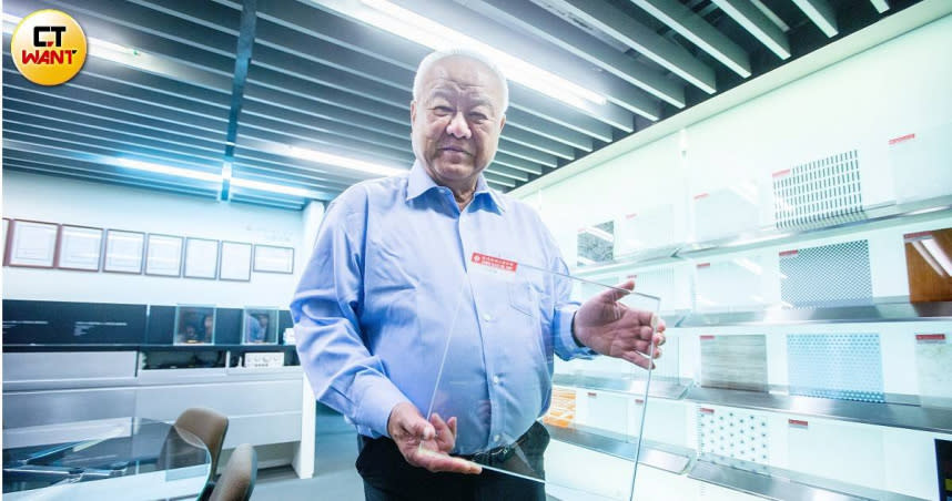 台玻平板玻璃在台灣市佔率85％，董事長林伯豐展示百貨精品櫥窗用玻璃。（圖／黃威彬攝）