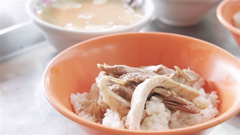 東門雞肉飯是嘉義必吃美食，美味背後也有故事，老闆張守仁創業32年打造月入百萬傳奇。（圖／記者林宥村攝影）