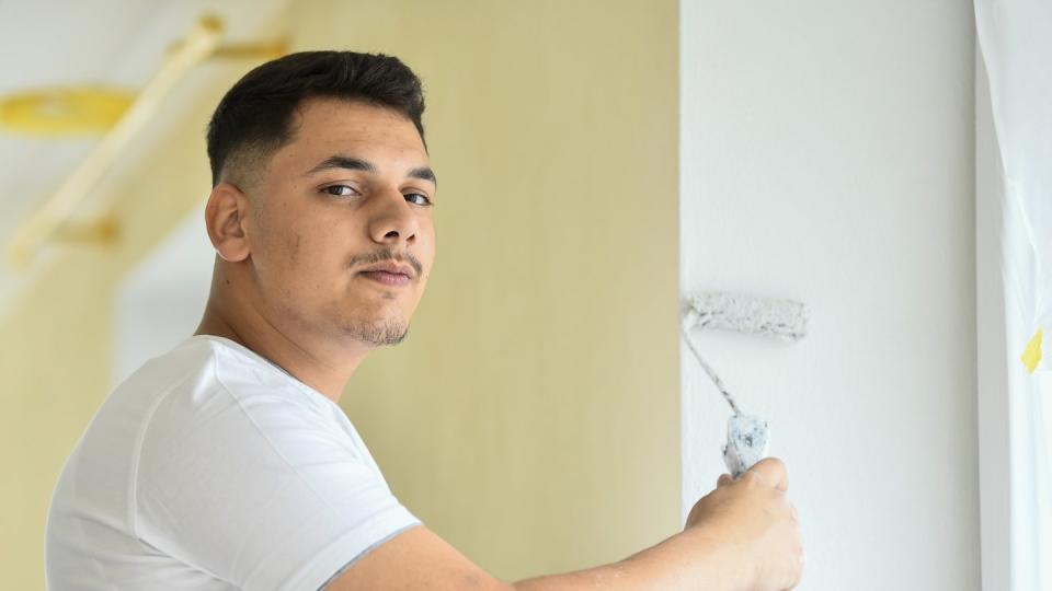 Beim Streichen steht er oft hoch oben auf dem Gerüst: Dogan Aljushi macht eine Ausbildung zum Bauten- und Objektbeschichter.