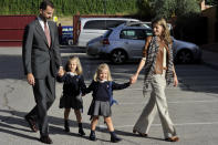 Dos años después, el 15 de septiembre de 2010, le tocaba el turno a la infanta Sofía. La familia al completo llegaba de la mano al colegio Santa María de los Rosales. (Foto: Carlos Alvarez / Getty Images).