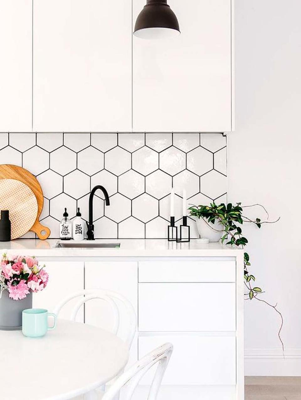 <p>Si quieres una pared que capte toda la atención de tu cocina, elige un fondo de mosaicos de azulejos como este. ¡Maravilloso!</p>