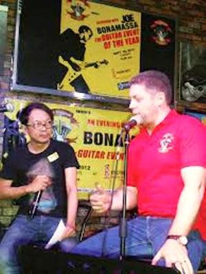 Carruthers and Yahoo blogger Francis Brew at Roadhouse. Contributed photo from The Roadhouse Manila Bay.