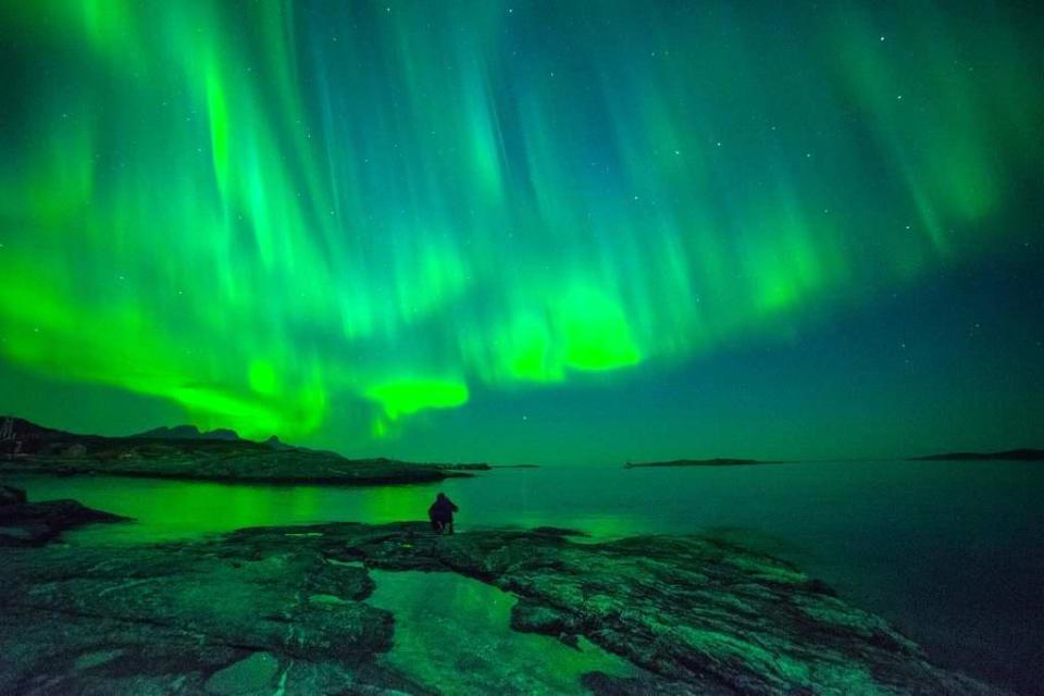 世邦旅行社行銷經理黃志偉表示今年年假長，可選擇前往冰島追季節限定的極光。（世邦旅遊提供）