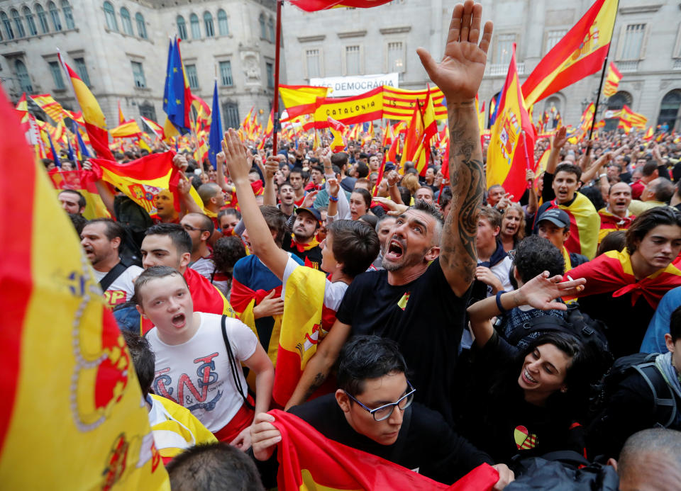 <p>Demonstrators shout during a protest in favour of a unified Spain a day before the banned October 1 independence referendum, on Sant Jaume square in Barcelona, Spain, Sept. 30, 2017. (Photo: Yves Herman/Reuters) </p>