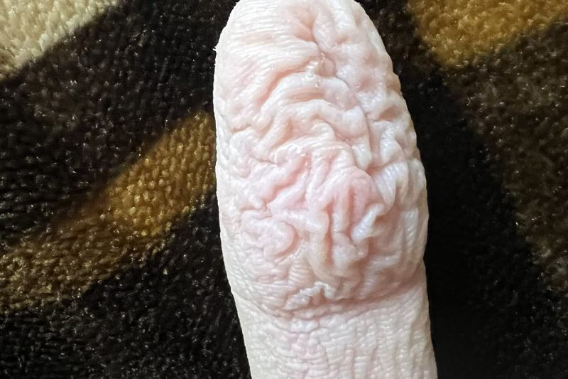 <cite>男大生的手指被泡到滿是皺摺，甚至還明顯發白。（圖／翻攝自X）</cite>